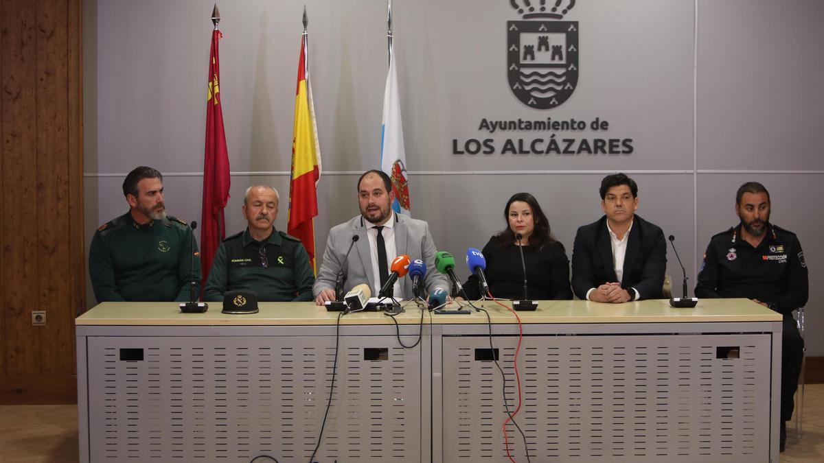 El alcalde Cervera habla en la rueda de prensa, este viernes en Los Alcázares.