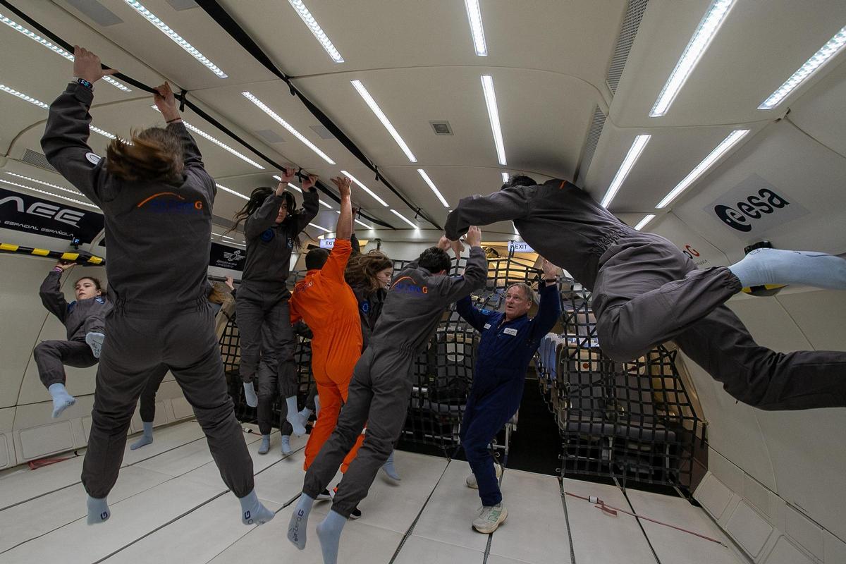 El grupo, en un momento del avión. El grupo, en un momento del avión.