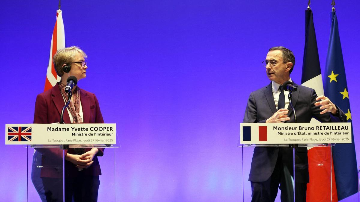 La ministra del Interior británica, Yvette Cooper, y su homólogo francés, Bruno Retailleau, este jueves en Calais.