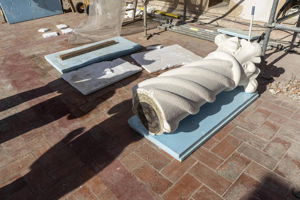 Una de les columnes amb el tirabuixó al voltant i el remat vegetal