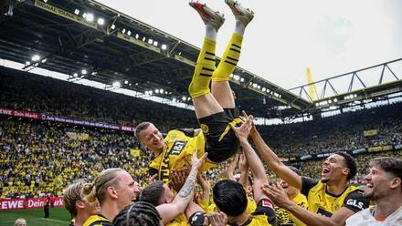 Los futbolistas del Dortmund mantearon a Marco Reus en su último partido en el Signal Iduna Park