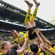 Los futbolistas del Dortmund mantearon a Marco Reus en su último partido en el Signal Iduna Park