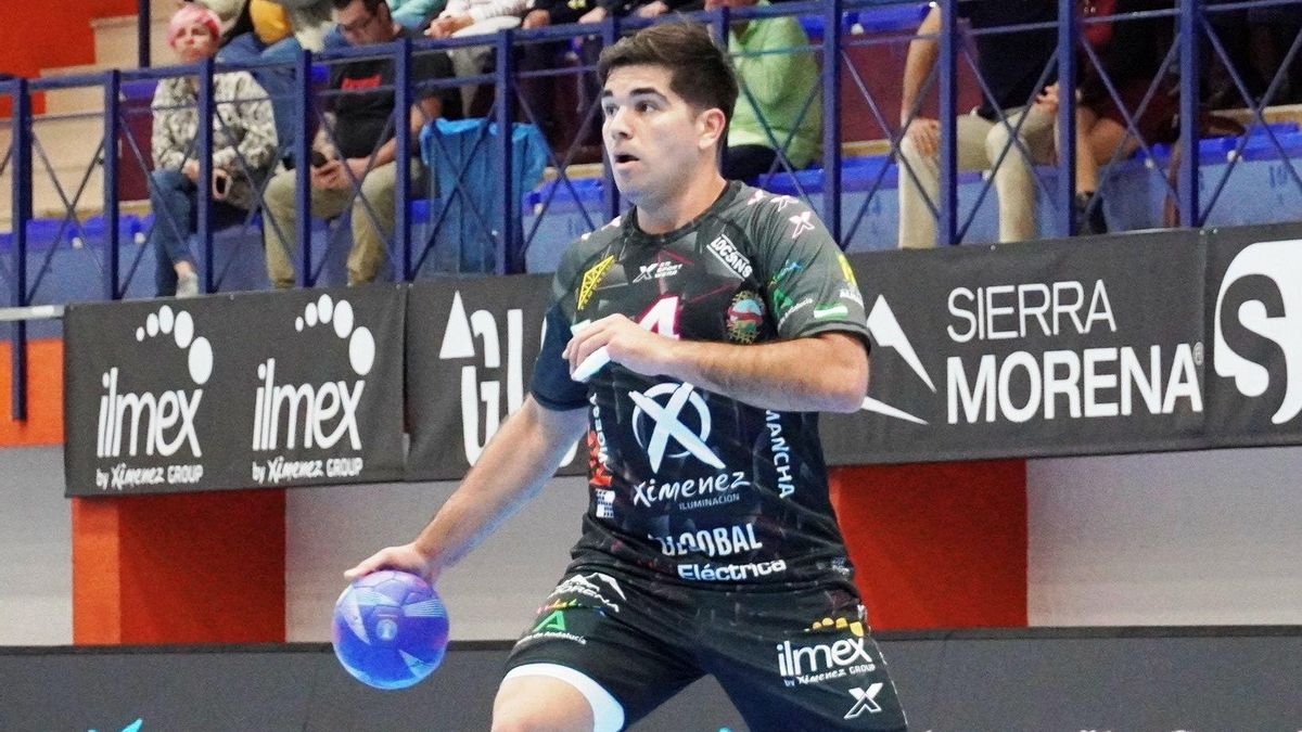 Pablo Simonet controla el balón.