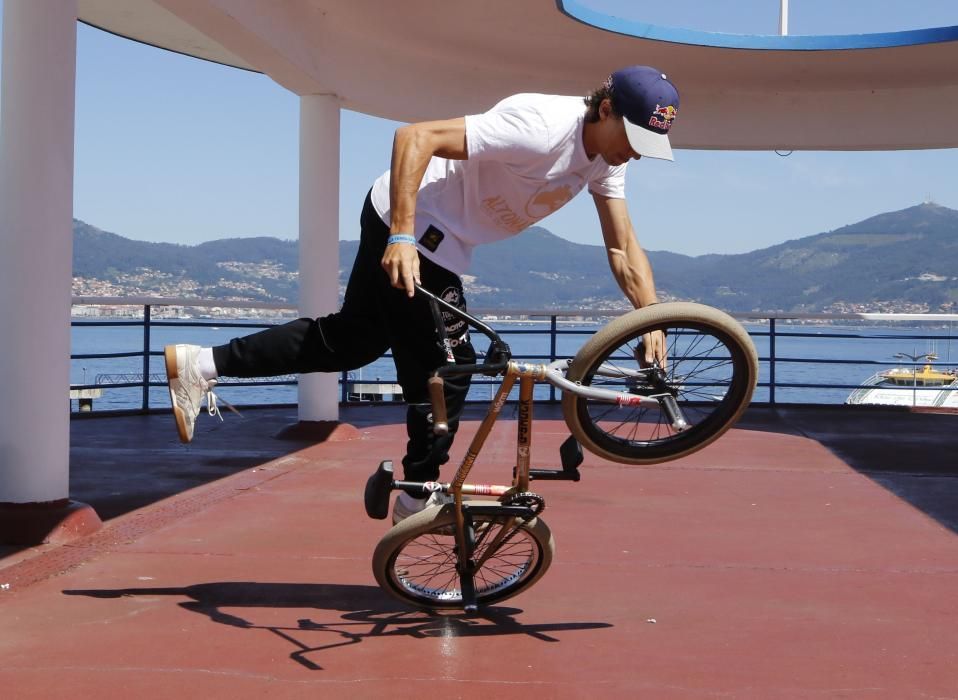 Miles de personas disfrutan en el Náutico de Vigo de las numerosas pruebas de deporte urbano que se disputan en O Marisquiño.