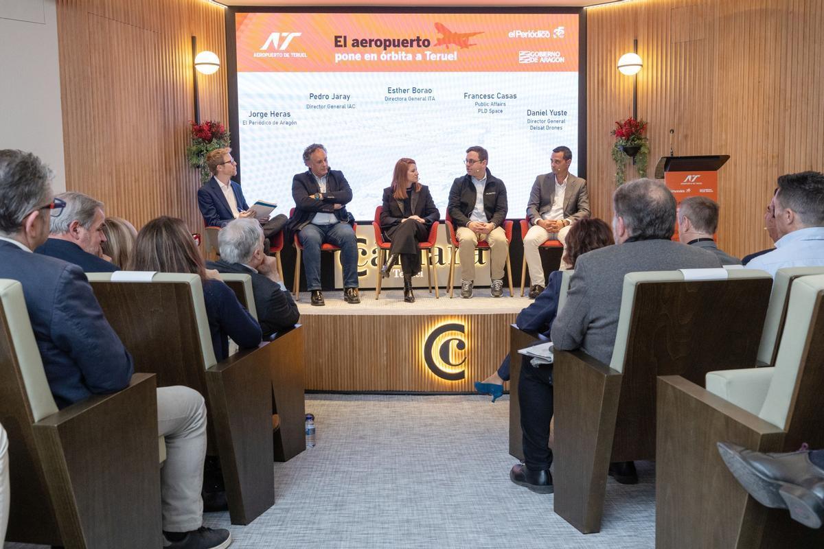 Pedro Jarai, director general de IAC; Esther Borao, directora del ITA; Francesc Casas, Public Affairs de PLD Space; y Daniel Yuste, director general de Delsat, en la mesa redonda moderada por jorge Heras.