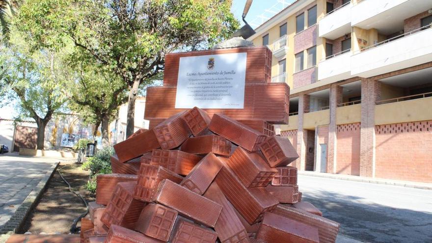 La descarga de un montón de ladrillos, monumento en Jumilla