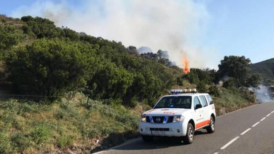 Bombers treballant en l&#039;extinció de l&#039;incendi, ahir al cap de Creus