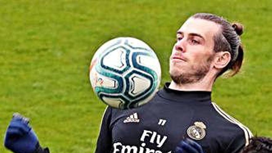 Gareth Bale controla el cuero en un entremiento del Real Madrid.