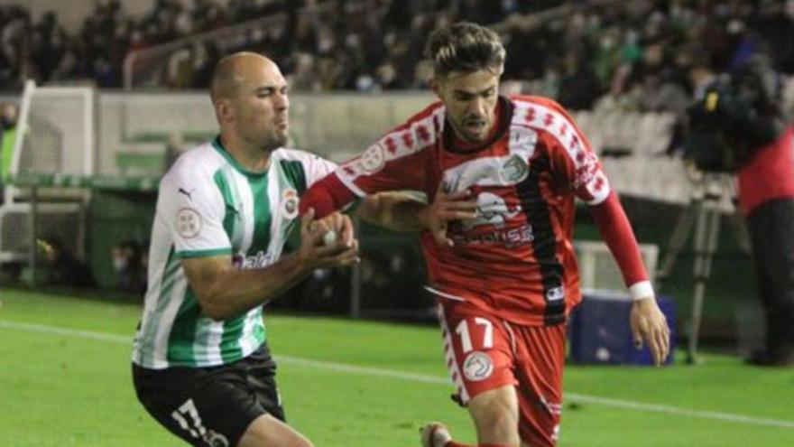 El exdeportivista Rayco, ayer contra el Racing. | // UNIONISTAS