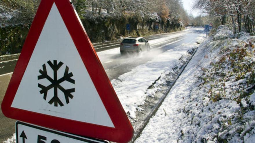 Las carreteras del interior han permanecido hoy llenas de nieve