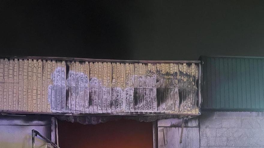 Así fue el virulento incendio que destrozó una nave industrial en San Cibrao das Viñas