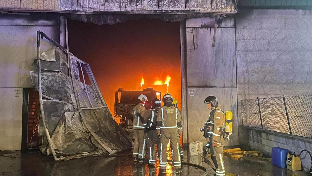 Un incendio declarado de madrugada causa graves daños en una nave en el polígono ourensano de San Cibrao das Viñas