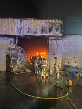 Un incendio declarado de madrugada causa graves daños en una nave de transportes en el polígono ourensano de San Cibrao das Viñas