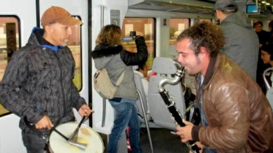 Leo Duarte y Alfonso Vega, durante su actuación en uno de los vagones del tren.