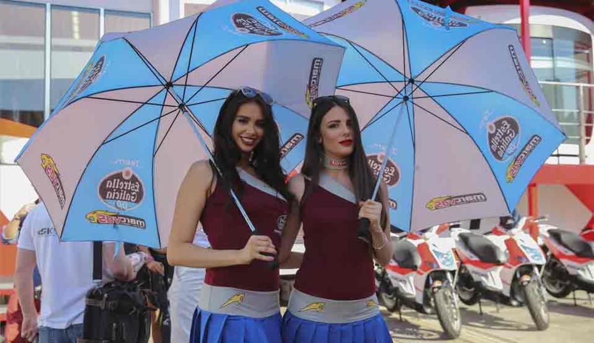 Las paragüeras son las protagonistas del paddock del Gran Premio de Catalunya de Moto GP