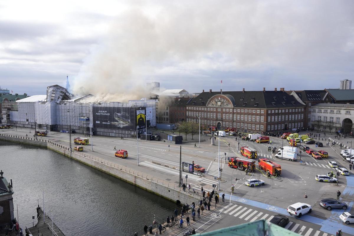 El fuego devora el edificio de la Bolsa de Copenhague