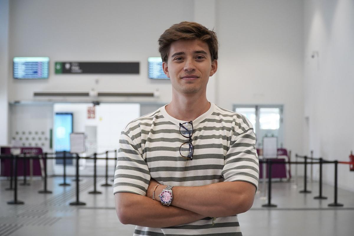 El usuario César Álvarez, que llegó a la estación de A Coruña en autobús desde Santiago.