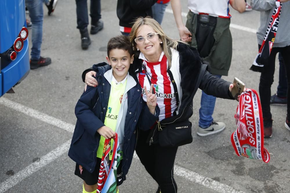 Derbi asturiano: Llegada de aficionados y los autobuses de los equipos a El Molinón