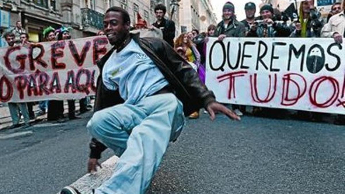 Un manifestante baila en una calle de Lisboa mientras participa en una de las protestas contra el ajuste, ayer.