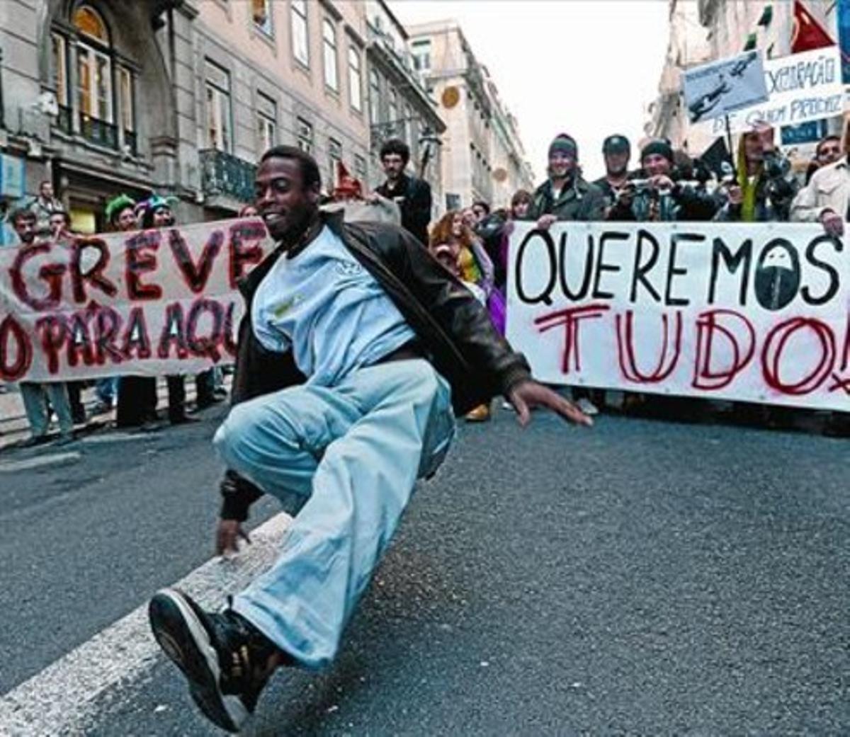 Un manifestant balla en un carrer de Lisboa mentre participa en una de les protestes contra l’ajust, ahir.