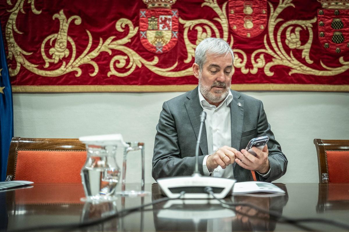 El presidente de Canarias, Fernando Clavijo Batlle, se reúne con los portavoces parlamentarios para valorar las medidas que puede impulsar el Gobierno de Canarias para hacer frente a las consecuencias que la guerra en Oriente Medio está generando en el Archipiélago; así como analizar las acciones aprobadas por el Gobierno de España y su incidencia en las islas