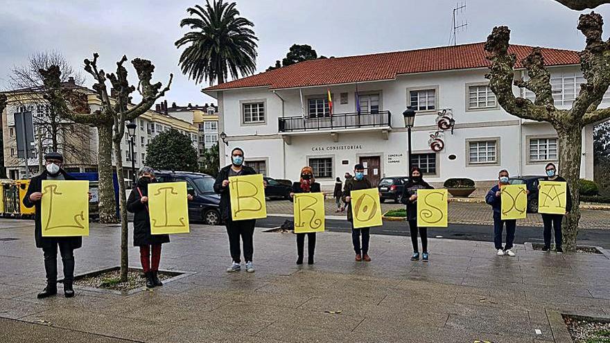 Protesta del BNG ante el Concello para exigir nuevos libros.   | // L.O.