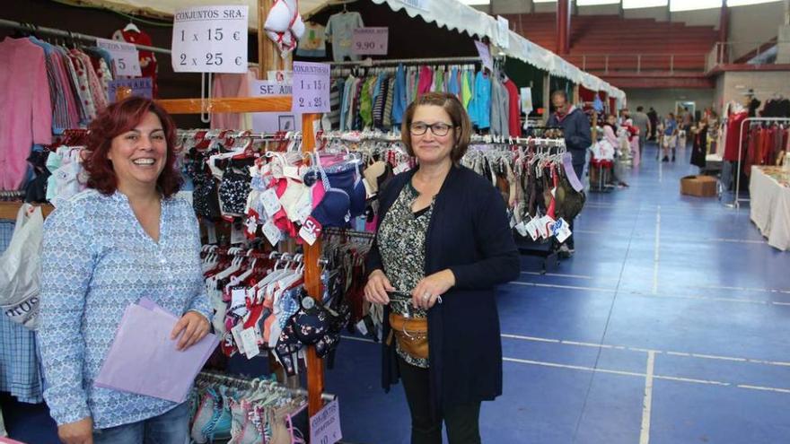 Rosa Sánchez y Josefa Lago en su puesto de venta, ayer, en el recinto ferial.