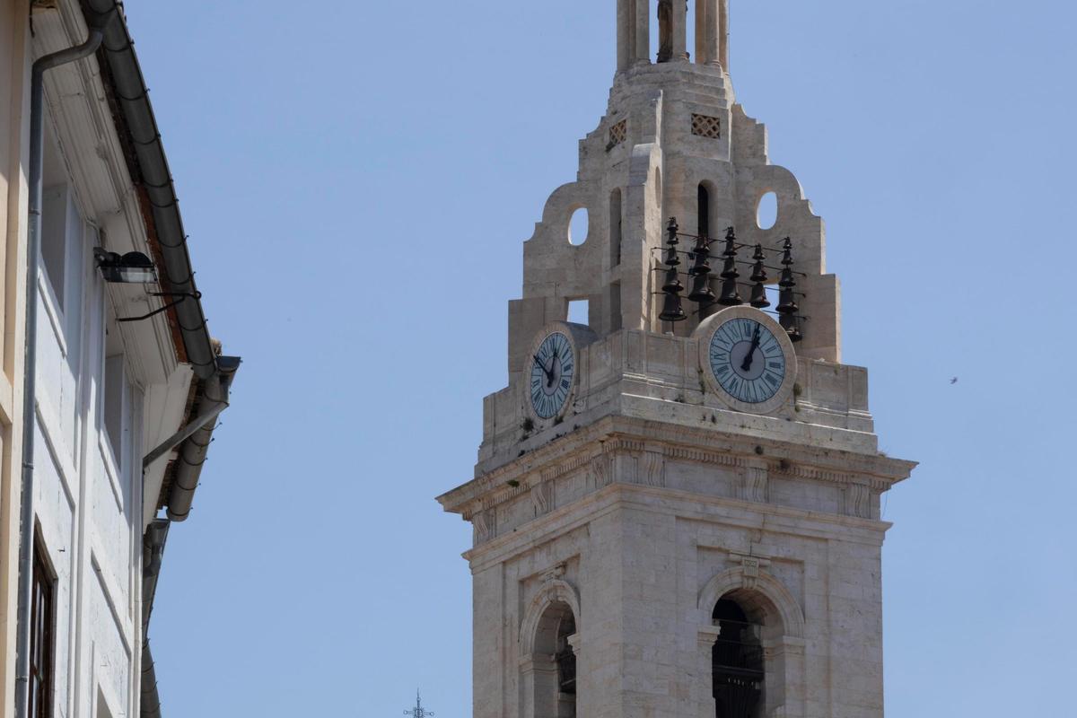 El reloj de la SEU de Xàtiva, con dos de sus esferas marcando horas diferentes.