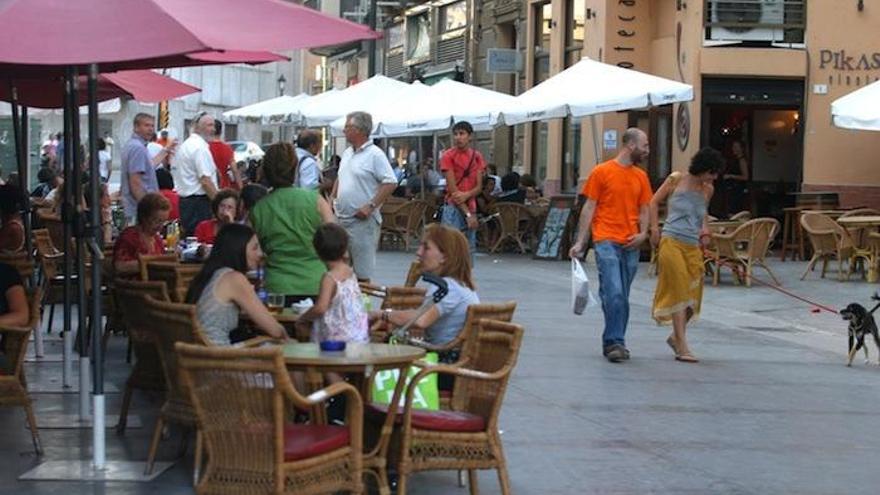 Una de las terrazas de la calle Alcazabilla.