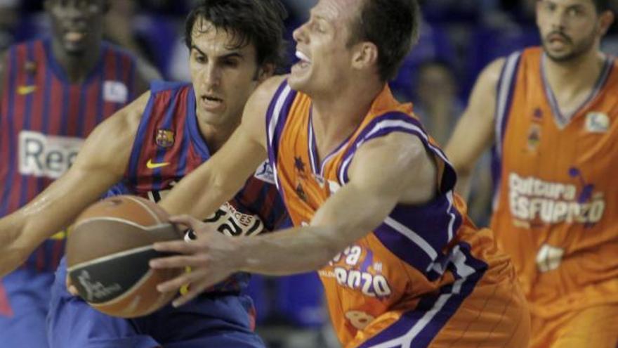 El base del Regal Barcelona Víctor Sada disputa una pelota con el alero australiano Brad Newley, del Valencia Basket.