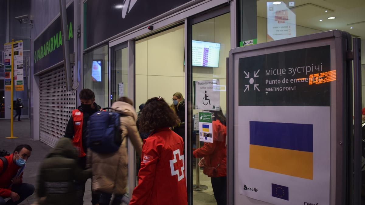 Una niña y su madre entran en la sala de primera atención a refugiados ucranianos dispuesta en la estación Joaquín Sorolla de València.