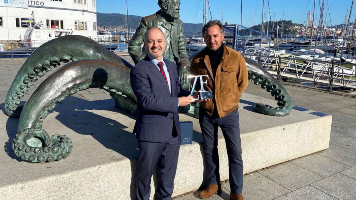 Regades, con la estatuilla del escultor José Molares, a su lado.