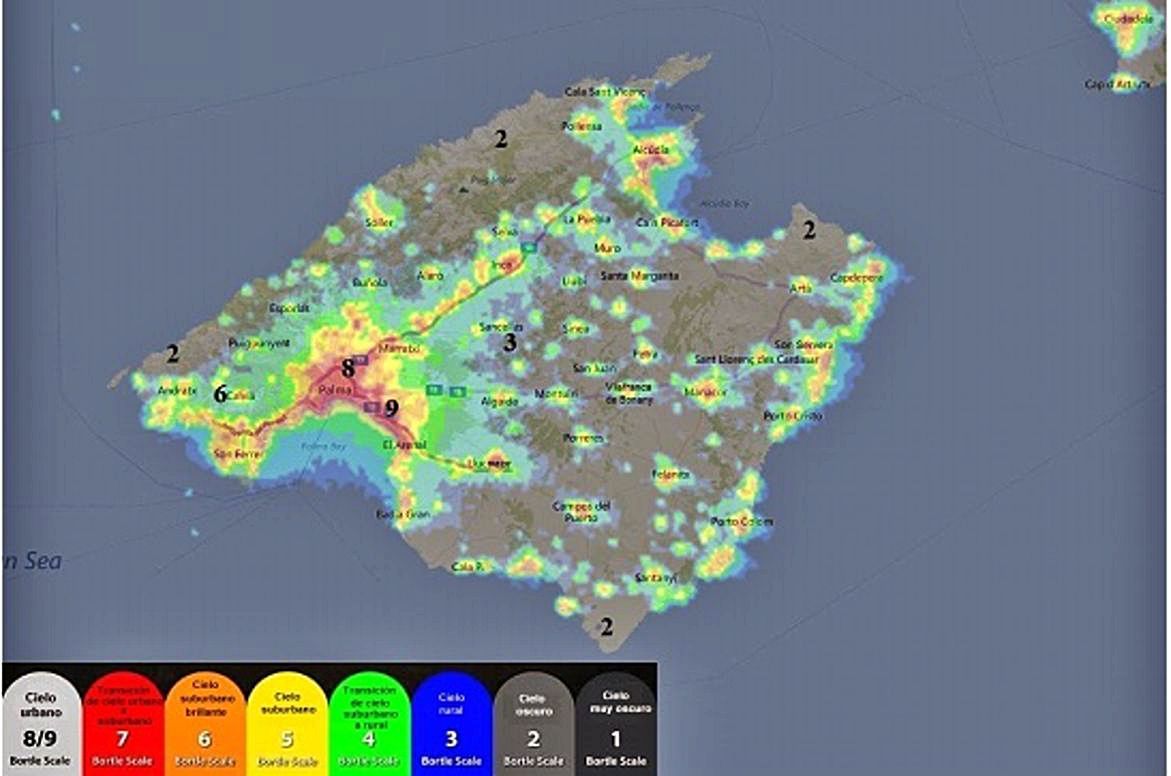 Imagen satélite de Mallorca procedente del IAAM. En gris, las áreas con mayor visibilidad celeste, fundamentalmente el interior y norte de la isla.