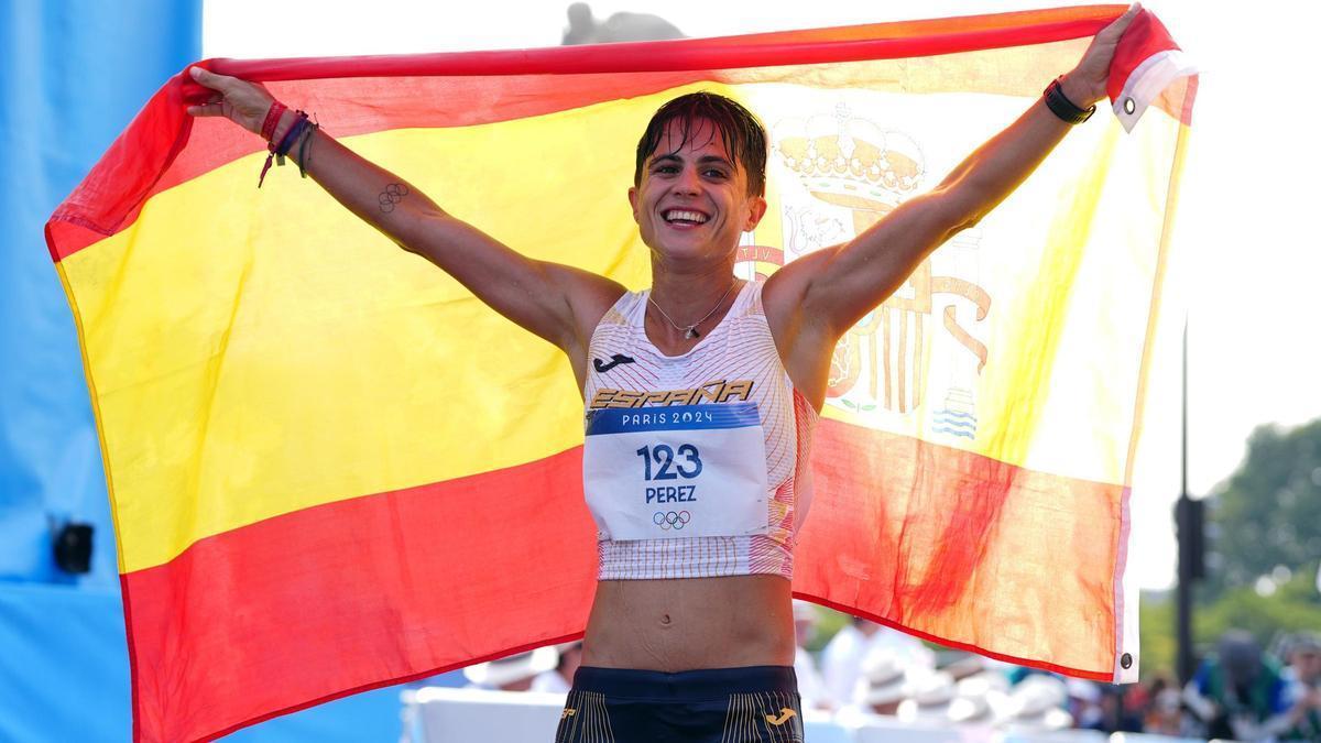 María Pérez celebra su medalla de plata olímpica.
