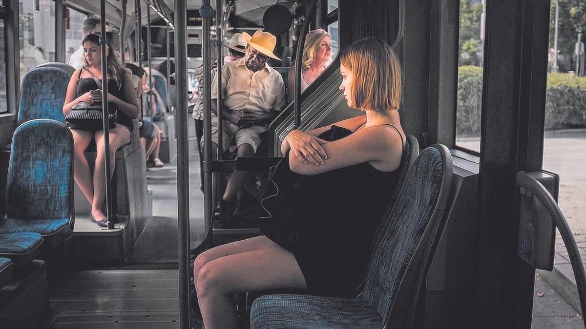 Una chica en un autobús de Palma