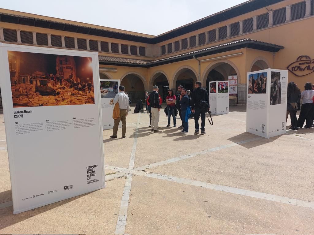 La exposición Fotoperiodismo en Palma en el siglo XXI se exhibie en la plaza de l'Olivar