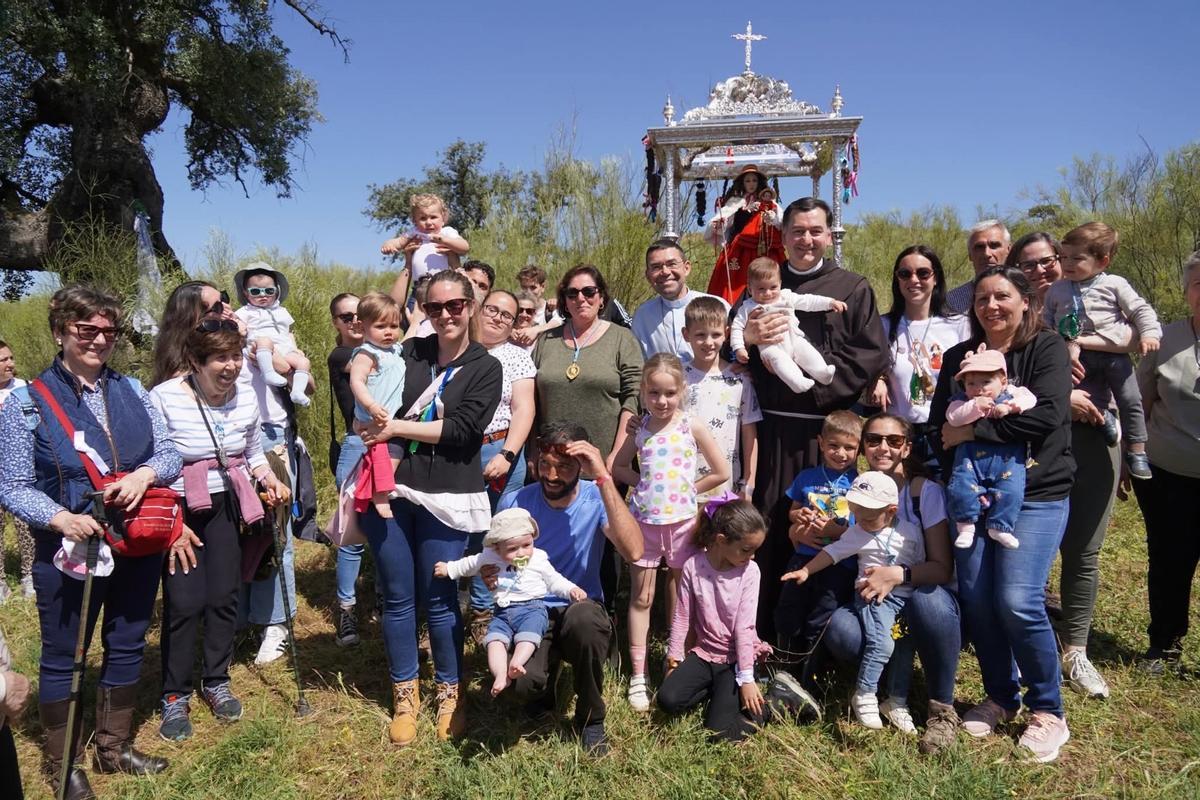 Familias y devotos junto a la Virgen de Alcantarilla de Belalcázar.
