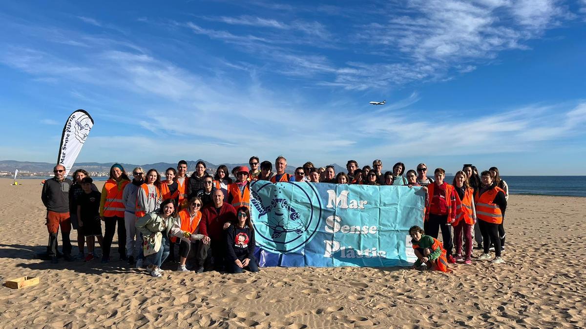 Limpieza de microplásticos en las playas de El Altet y Arenales del Sol hace unos días