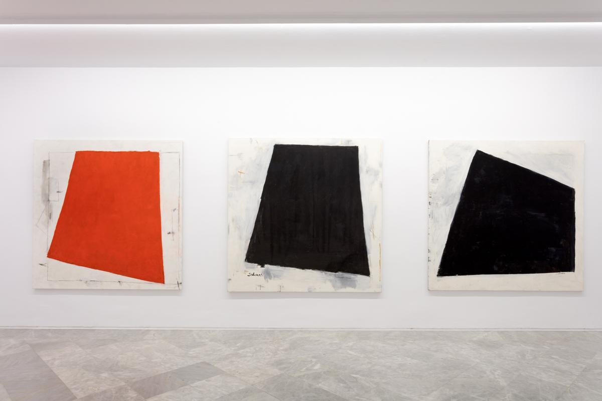 Tres de las obras incluidas en la exposición 'Manuel Salinas. Abstracto estricto' en el CAAC
