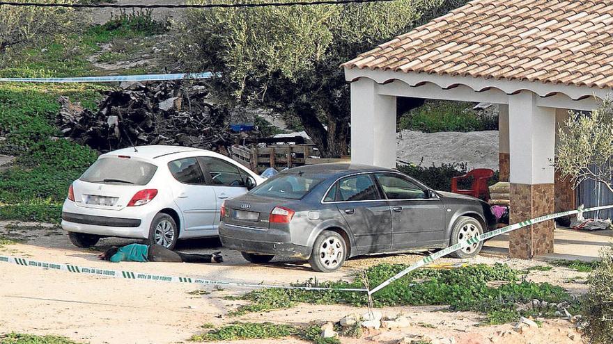 El cadáver de la mujer asesinada en su casa de campo, en el suelo entre los vehículos.