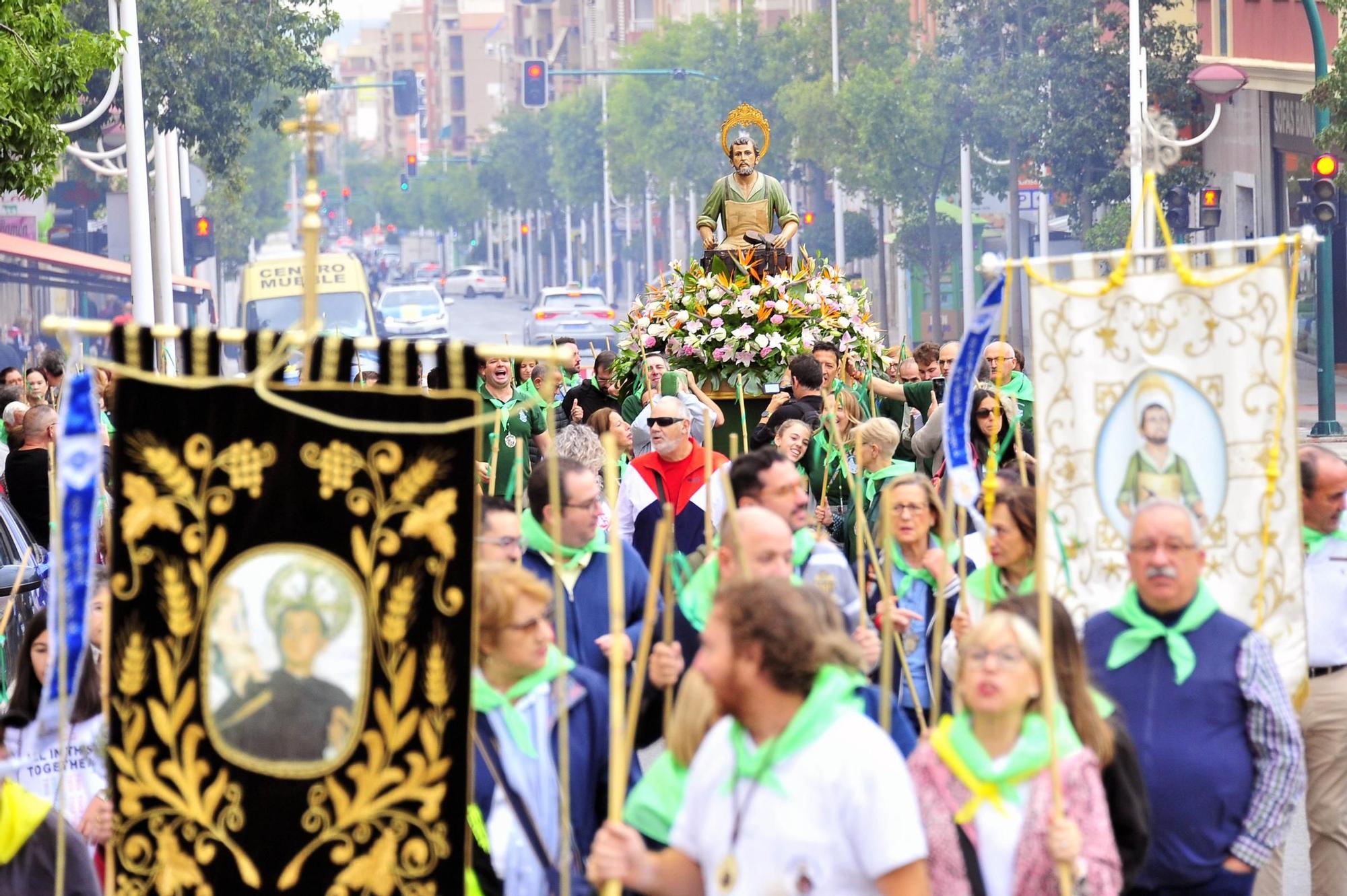 El patrón de los zapateros, protagonista en Elche entre tracas y vivas