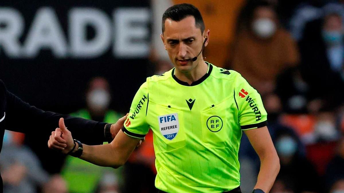 قناة ريال مدريد تبث فيديو مثير للجدل حول حكم الكلاسيكو المرتقب