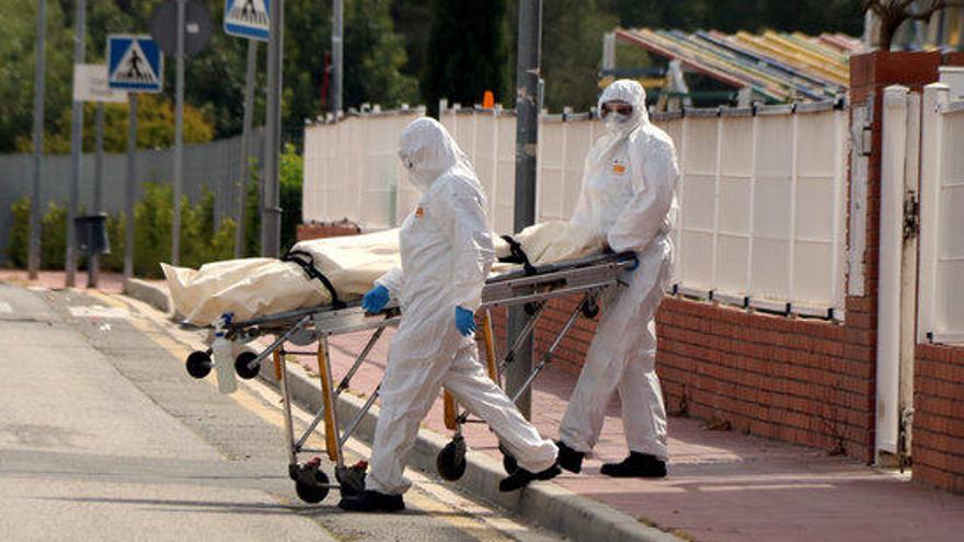 Dos empleats d&#039;una funerària retirant un cadàver de la residència Nostrallar dels Pallaresos, el 8 d&#039;abril