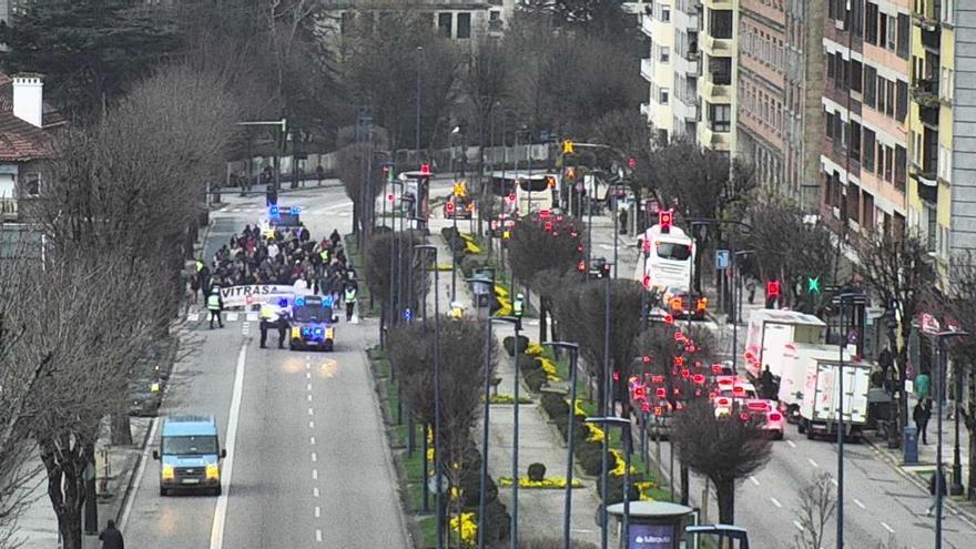 Enésimo atasco en Gran Vía por otra protesta de los trabajadores de Vitrasa