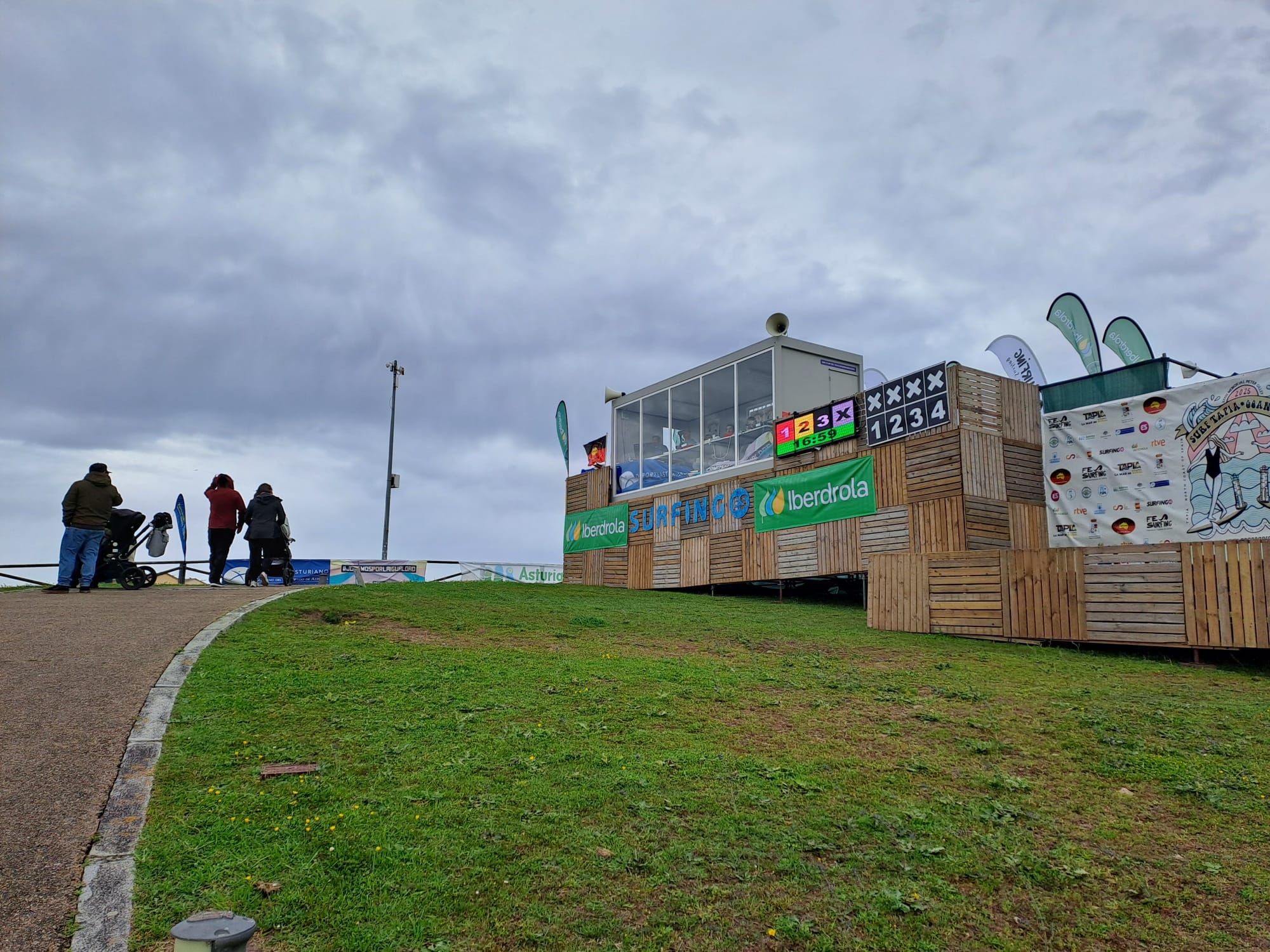 En imágenes: El ambiente surfista toma la playa de Tapia este puente