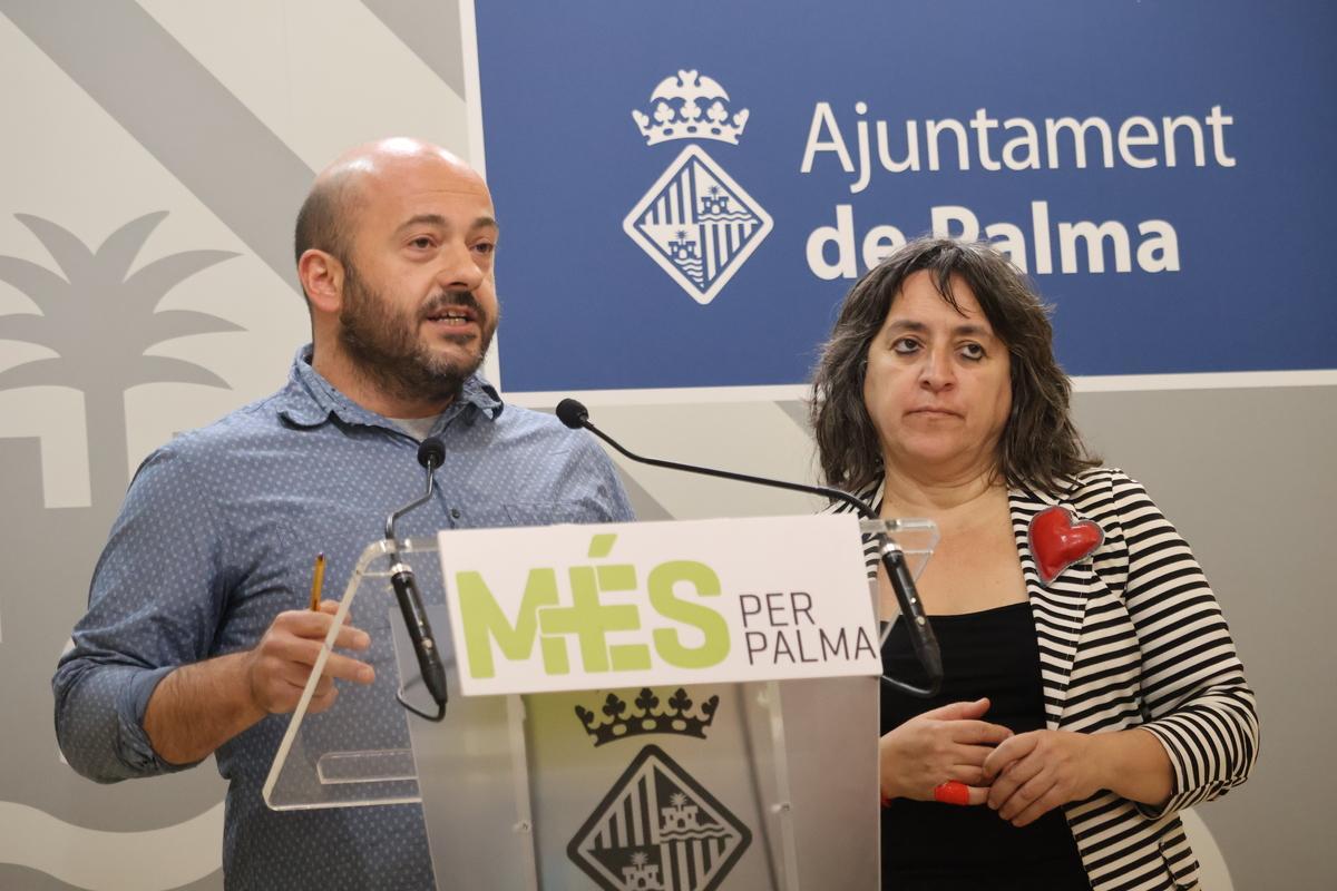 Miquel Àngel Contreras y Kika Coll, de Més per Palma, este lunes en rueda de prensa