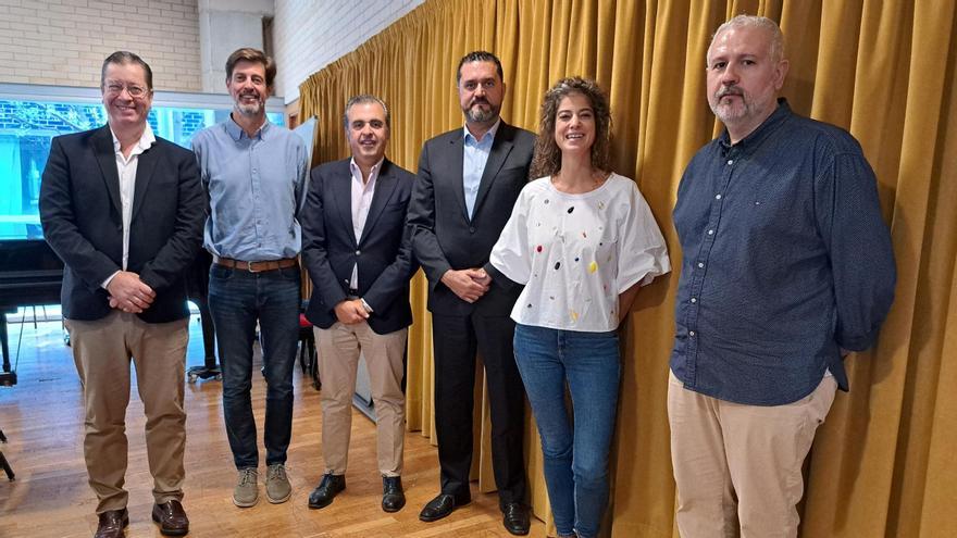 Vera y Garrido, en el centro, cuando se presentó al equipo directivo del Conservatorio Superior en 2023