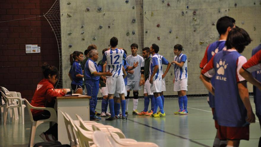 Los juveniles del Atlético Benavente durante un tiempo muerto.