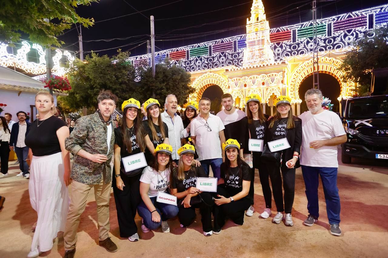 El encendido del alumbrado especial y la portada de la Feria de Córdoba, en imágenes