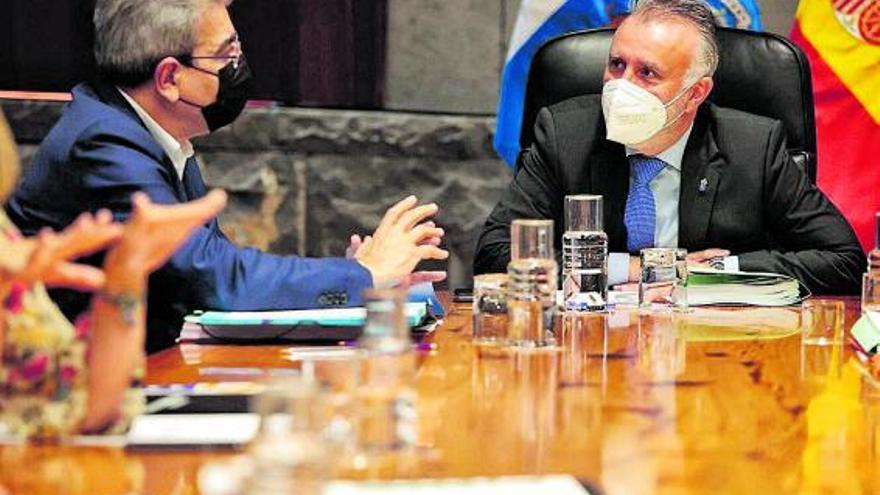 Román Rodríguez, vicepresidente y consejero de Hacienda (i), con Ángel Víctor Torres, en el Consejo de Gobierno.